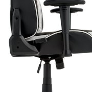 Seitliche Nahaufnahme eines Gaming Stuhls mit Armlehne und verstellbarem Mechanismus