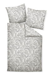 Bettwäsche-Set mit Paisley-Muster in Grau und Weiß, bestehend aus einem Bettbezug und zwei Kissenbezügen, aus der Vogelperspektive fotografiert.