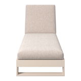 Frontansicht einer modernen Sonnenliege mit beigem Polster und schlichtem Design.