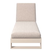 Frontansicht einer modernen Sonnenliege mit beigem Polster und schlichtem Design.