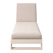 Frontansicht einer modernen Sonnenliege mit beigem Polster und schlichtem Design.