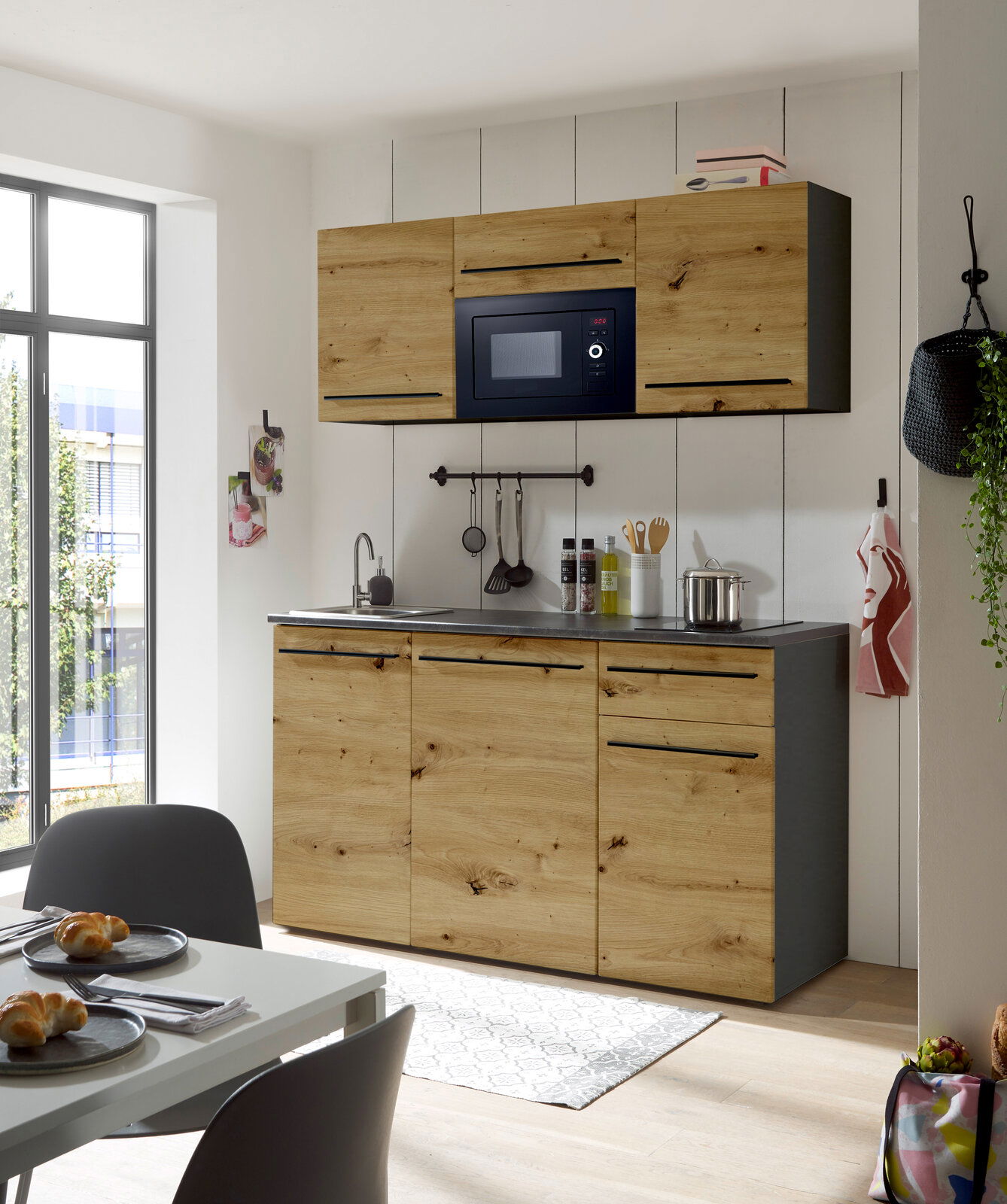 Yourkitchen Single-Küche 160 JAZZ Moderne Single-Küche 160 mit Holzfronten, eingebauter Mikrowelle und Spüle, seitliche Perspektive