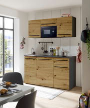Moderne Single-Küche 160 mit Holzfronten, eingebauter Mikrowelle und Spüle, seitliche Perspektive