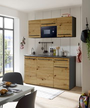 Moderne Single-Küche 160 mit Holzfronten, eingebauter Mikrowelle und Spüle, seitliche Perspektive