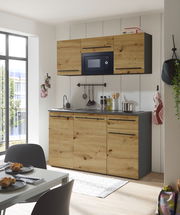 Moderne Single-Küche 160 mit Holzfronten, eingebauter Mikrowelle und Spüle, seitliche Perspektive