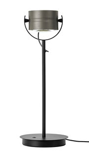 Moderne LED-Tischleuchte mit zylindrischem Schirm und schlankem, schwarzem Ständer, seitliche Perspektive