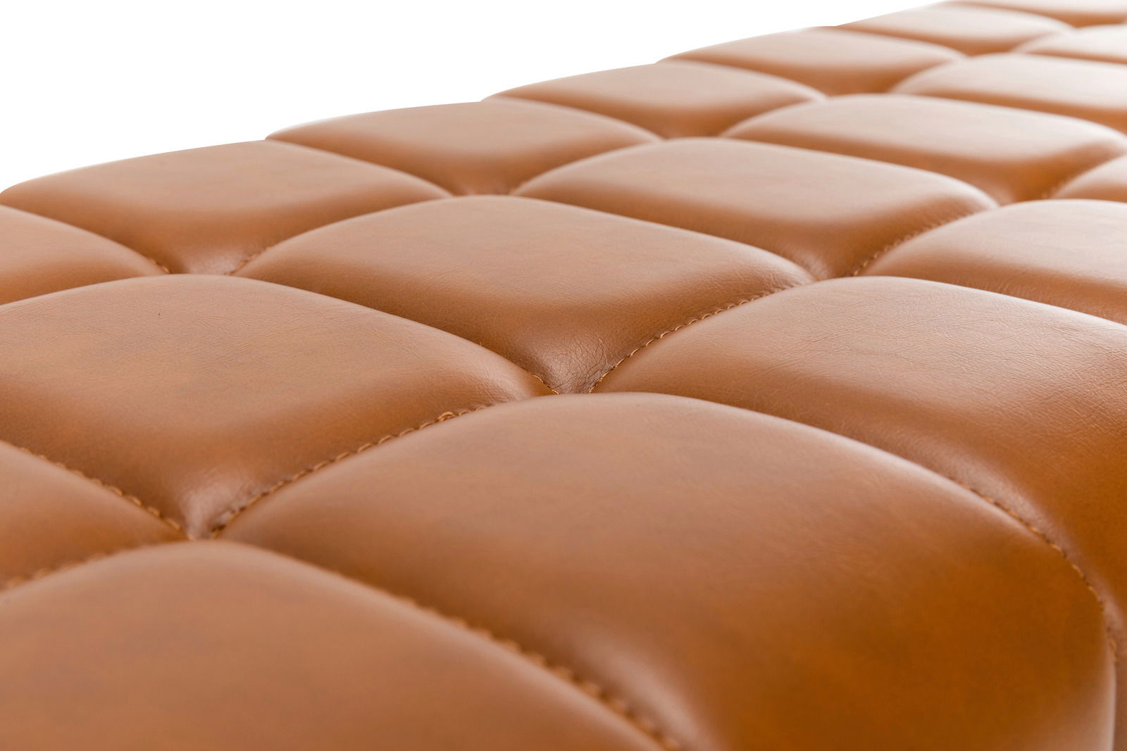 Nahaufnahme einer gepolsterten, braunen Sitzbank mit quadratischem Muster.