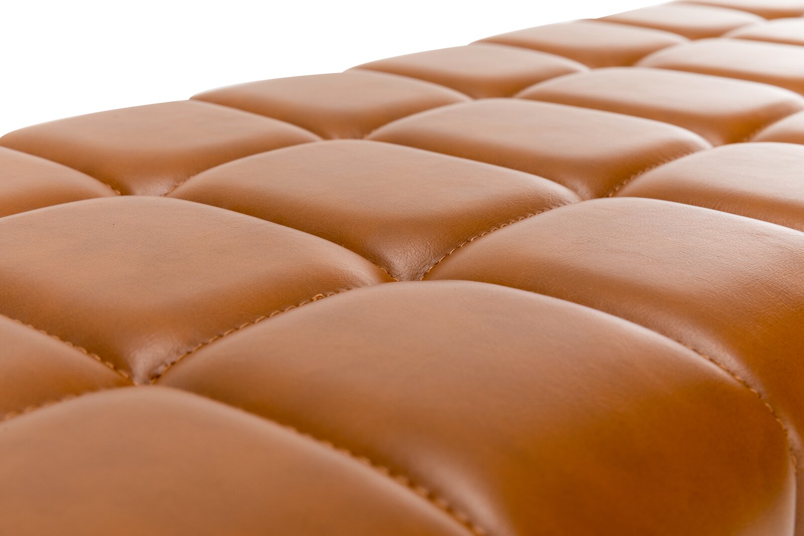 Nahaufnahme einer gepolsterten, braunen Sitzbank mit quadratischem Muster.