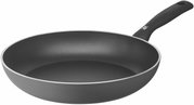 Schwarze Bratpfanne mit ergonomischem Griff, seitliche Perspektive