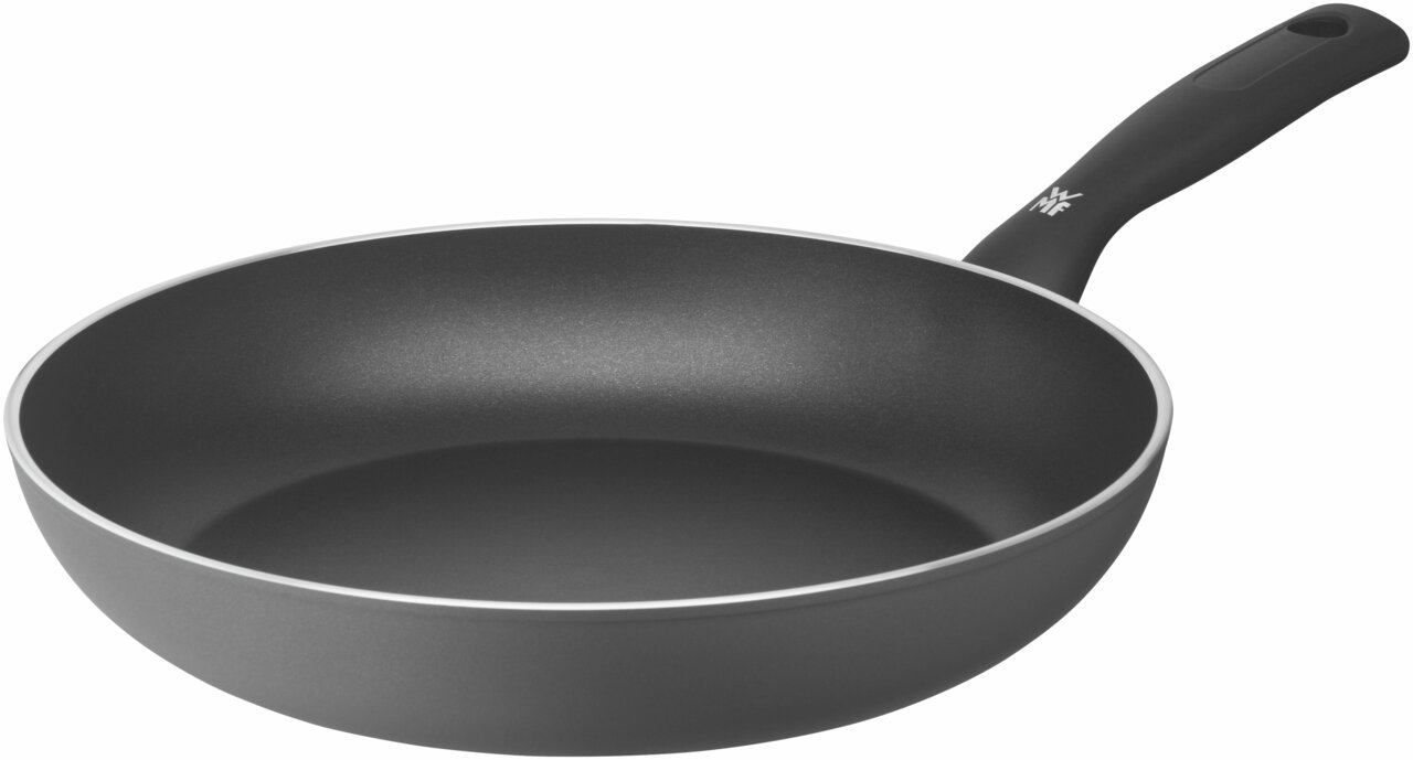Schwarze Bratpfanne mit ergonomischem Griff, seitliche Perspektive