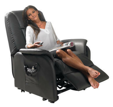 Einzelsessel in schwarzem Leder, seitliche Perspektive, mit einer Person, die entspannt sitzt und eine Fernbedienung hält.