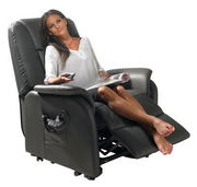 Einzelsessel in schwarzem Leder, seitliche Perspektive, mit einer Person, die entspannt sitzt und eine Fernbedienung hält.