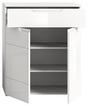 Weiße Schuhkommode mit einer offenen Schublade und zwei geöffneten Türen, frontal betrachtet.