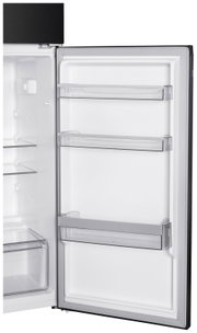 Offener Kühlschrank mit weißem Innenraum und drei transparenten Türfächern, frontale Innenansicht der geöffneten Tür