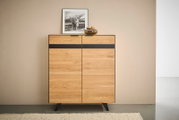 Frontale Ansicht eines modernen Highboards aus Holz mit schwarzem Akzentstreifen, dekoriert mit einem Bild und einer Schale.