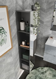 Hohes, schmales Regal in einem modernen Badezimmer, gefüllt mit Pflegeprodukten und Dekorationen, aus der Vogelperspektive betrachtet.