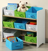 Weißes Aufbewahrungsregal mit bunten Stoffboxen, gefüllt mit Spielzeug und Büchern, aus seitlicher Perspektive.