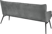 Rückansicht einer grauen Bank mit schlanken, schwarzen Metallbeinen.