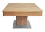 Moderner Couchtisch aus Holz mit quadratischer Tischplatte, frontal betrachtet, auf einem stabilen Sockel.