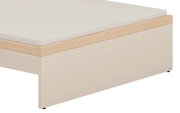 Ecke eines Jugendbetts 140x200 mit hellem Holzrahmen und beiger Matratze, seitliche Perspektive