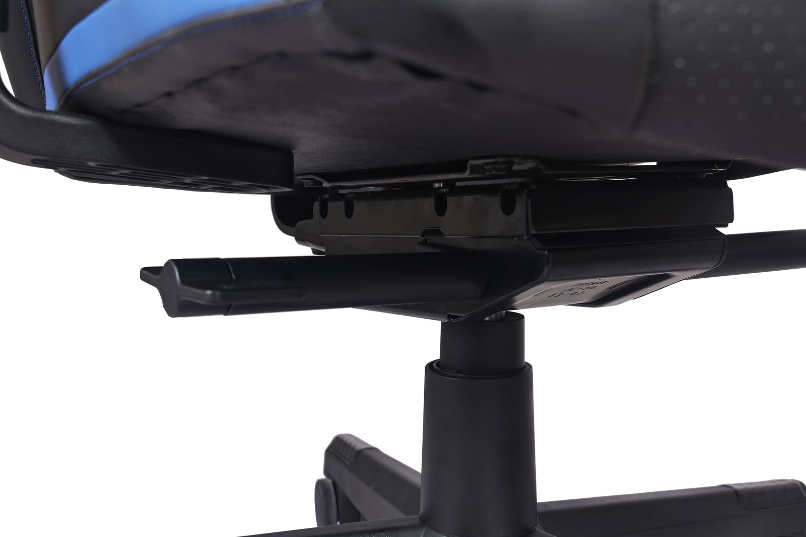 Nahaufnahme der Unterseite eines Gaming-Stuhls mit blauen Akzenten, Fokus auf die Mechanik und den Gaslift.