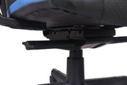 Nahaufnahme der Unterseite eines Gaming-Stuhls mit blauen Akzenten, Fokus auf die Mechanik und den Gaslift.