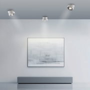 Moderne led-plafondlamp in een minimalistische ruimte, van onderaf gezien.