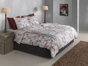 Bett mit bunter Bettwäsche im floralen Design, seitliche Perspektive