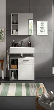 Moderne Badkombination mit Spiegel, Waschbecken und Stauraum, frontal betrachtet.