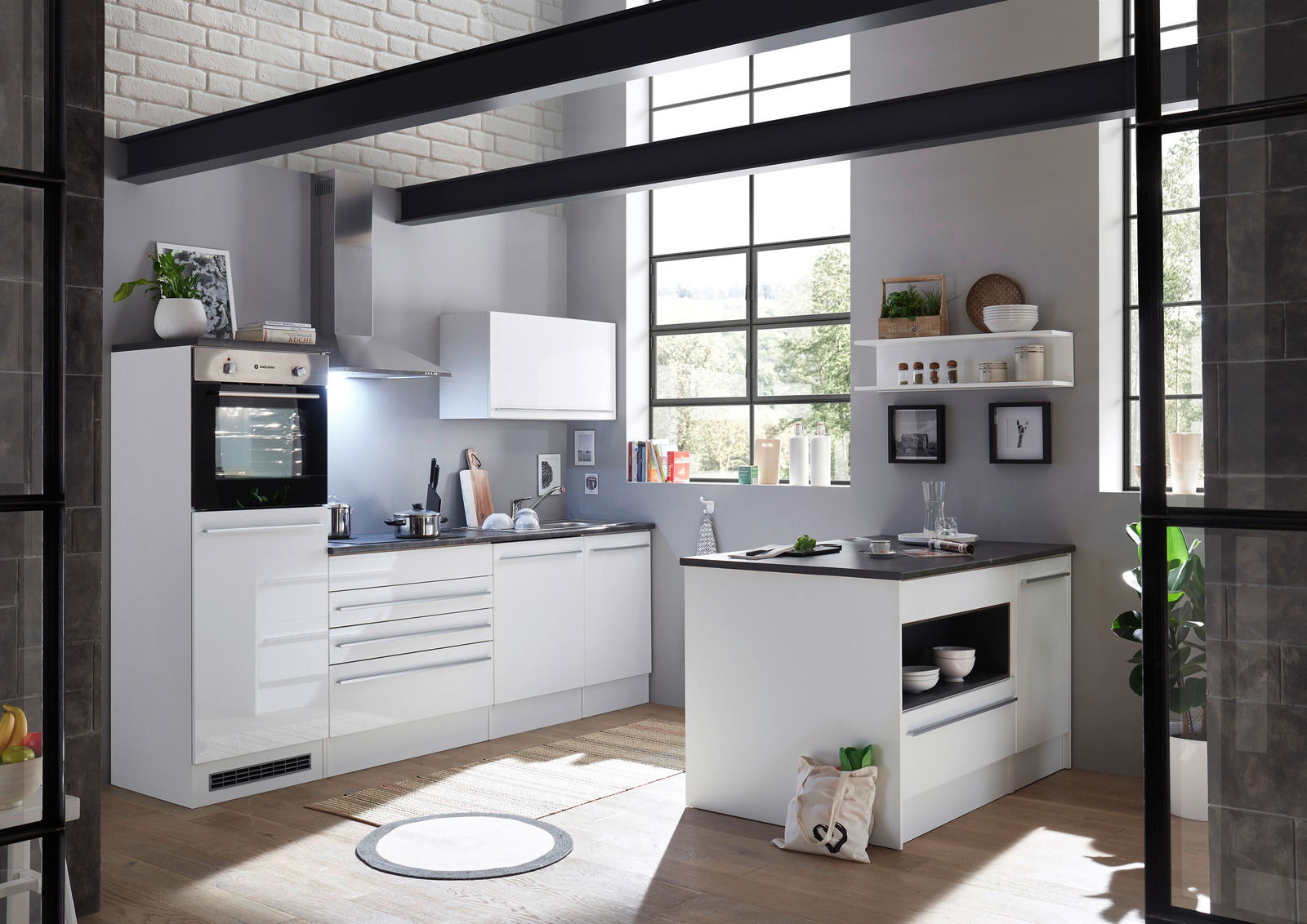 Smartkitchen Kücheninsel JAZZ Moderne Küche mit Kücheninsel, weißem Schrank und großen Fenstern, seitliche Perspektive