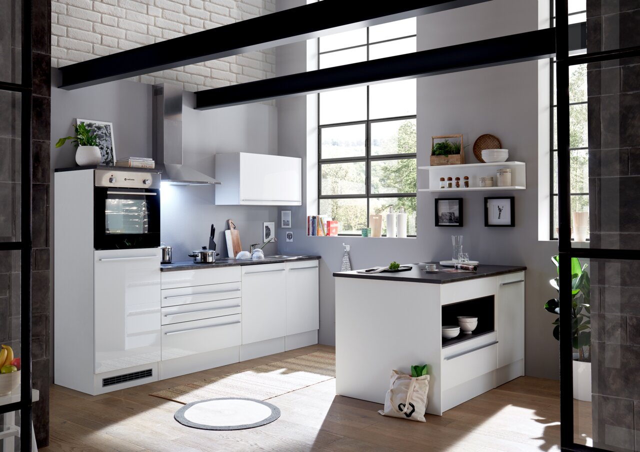 Smartkitchen Kücheninsel JAZZ Moderne Küche mit Kücheninsel, weißem Schrank und großen Fenstern, seitliche Perspektive