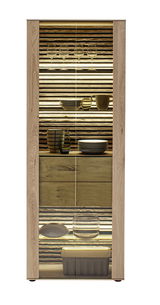 Frontale Ansicht der Schöner Wohnen Vitrine YONNA mit Glastüren, beleuchteten Regalböden und dekorativem Geschirr.