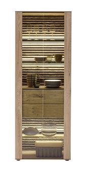 Frontale Ansicht der Schöner Wohnen Vitrine YONNA mit Glastüren, beleuchteten Regalböden und dekorativem Geschirr.