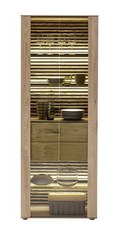 Frontale Ansicht der Schöner Wohnen Vitrine YONNA mit Glastüren, beleuchteten Regalböden und dekorativem Geschirr.