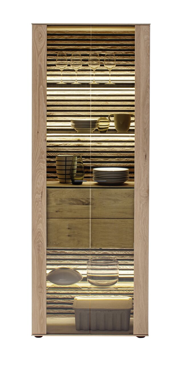 Vooraanzicht van de Schöner Wohnen-vitrine YONNA met glazen deuren, verlichte planken en decoratief serviesgoed.
