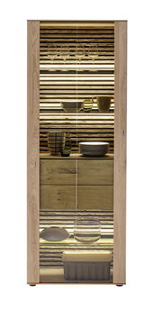 Vooraanzicht van de Schöner Wohnen-vitrine YONNA met glazen deuren, verlichte planken en decoratief serviesgoed.