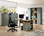 Moderner Drehstuhl in einem stilvollen Büro, seitliche Perspektive