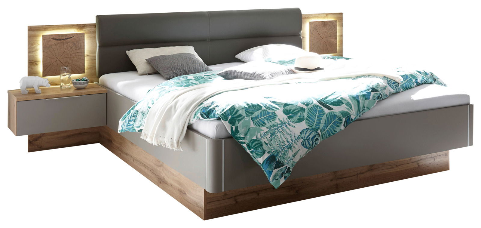 Z2 Bettanlage CAPRI Bettanlage mit grauem Kopfteil, integrierter Beleuchtung und Nachttisch, aus Holz und grauem Material, Perspektive von schräg vorne