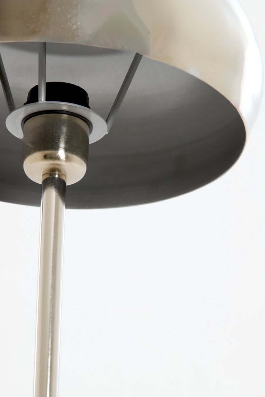 Light&Living Tischleuchte SURIN Nahaufnahme einer Tischleuchte von unten, die den Lampenschirm und den Ständer zeigt.