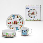 Kinderset 3-tlg. Fuchs&Freunde mit Teller, Schale und Tasse, verziert mit bunten Tiermotiven wie Fuchs, Bär und Hase, in einer Geschenkbox. Perspektive: Frontalansicht.
