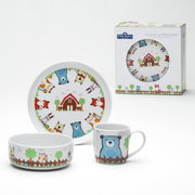 Kinderservies 3-delig Fuchs&Freunde met bord, kom en beker, versierd met kleurrijke dierenmotieven zoals een vos, beer en konijn, in een geschenkverpakking. Perspectief: vooraanzicht.