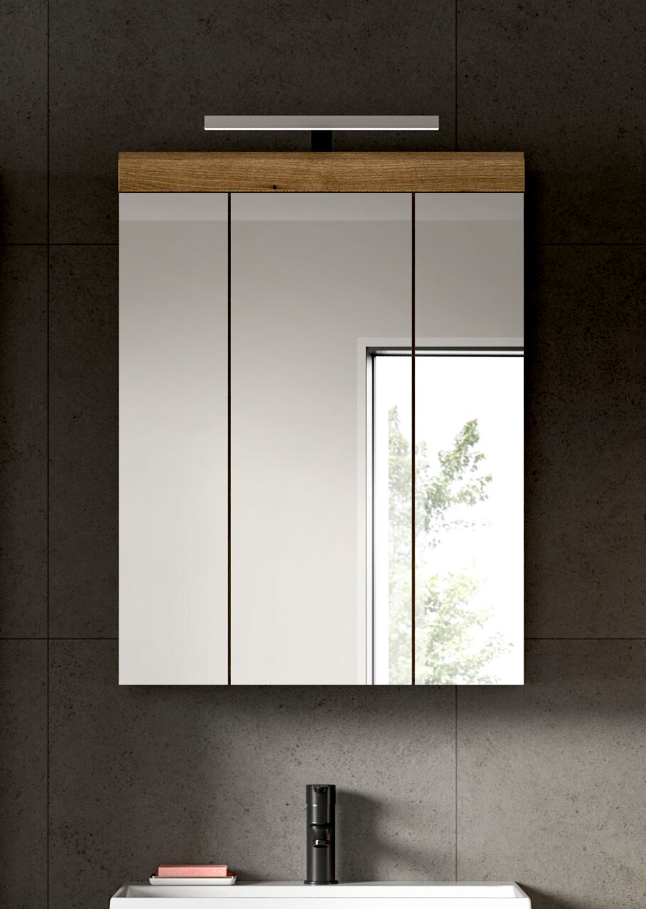 Moderner Badezimmerspiegelschrank mit drei Spiegeltüren, Holzblende oben und integrierter LED-Aufsatzleuchte, frontale Ansicht.