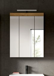 Moderner Badezimmerspiegelschrank mit drei Spiegeltüren, Holzblende oben und integrierter LED-Aufsatzleuchte, frontale Ansicht.