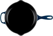 Gietijzeren koekenpan/grillpan met ribbels en twee handgrepen in blauw, bovenaanzicht (top-down) op witte achtergrond