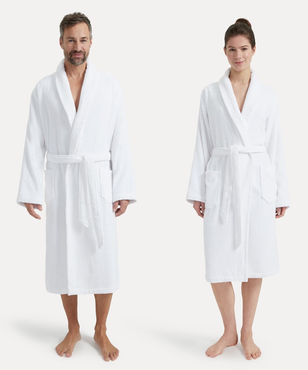Zwei Personen in weißen Bademänteln mit Schalkragen, frontal fotografiert.