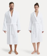 Zwei Personen in weißen Bademänteln mit Schalkragen, frontal fotografiert.