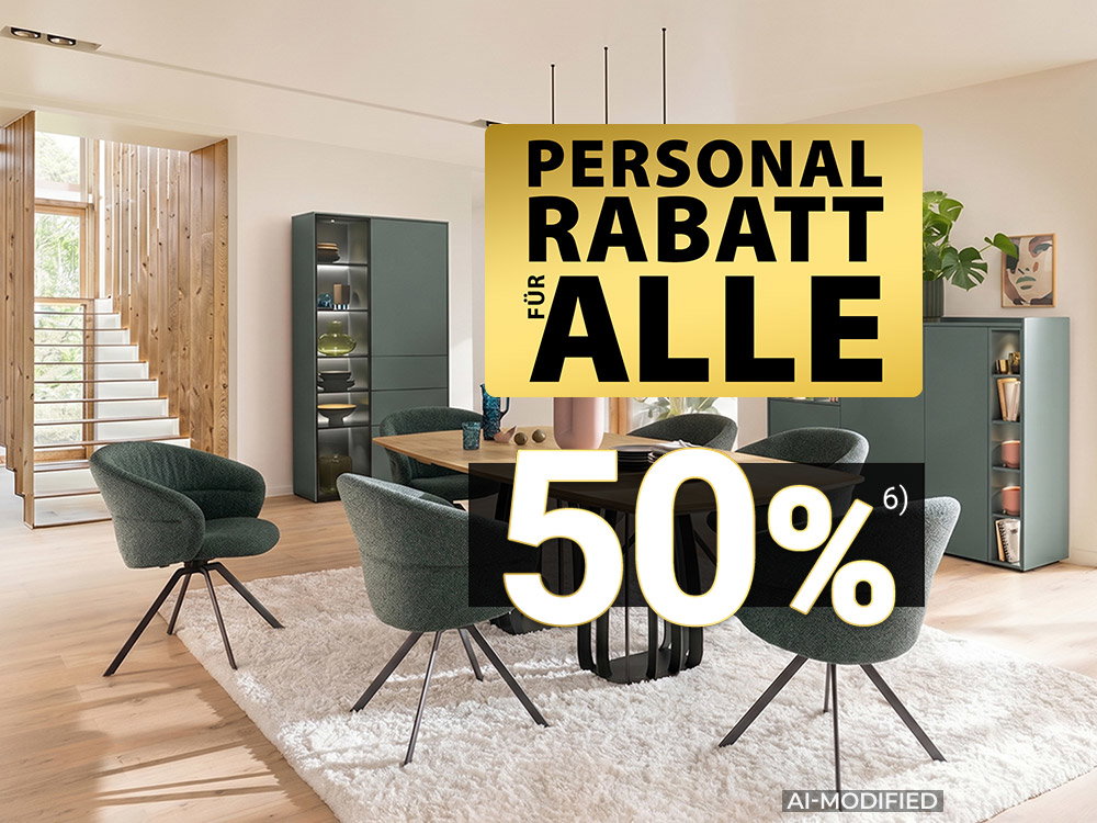 Modernes Esszimmer mit Design-Esstisch aus Holz, grünen Drehstühlen und eleganten Vitrinenschränken.