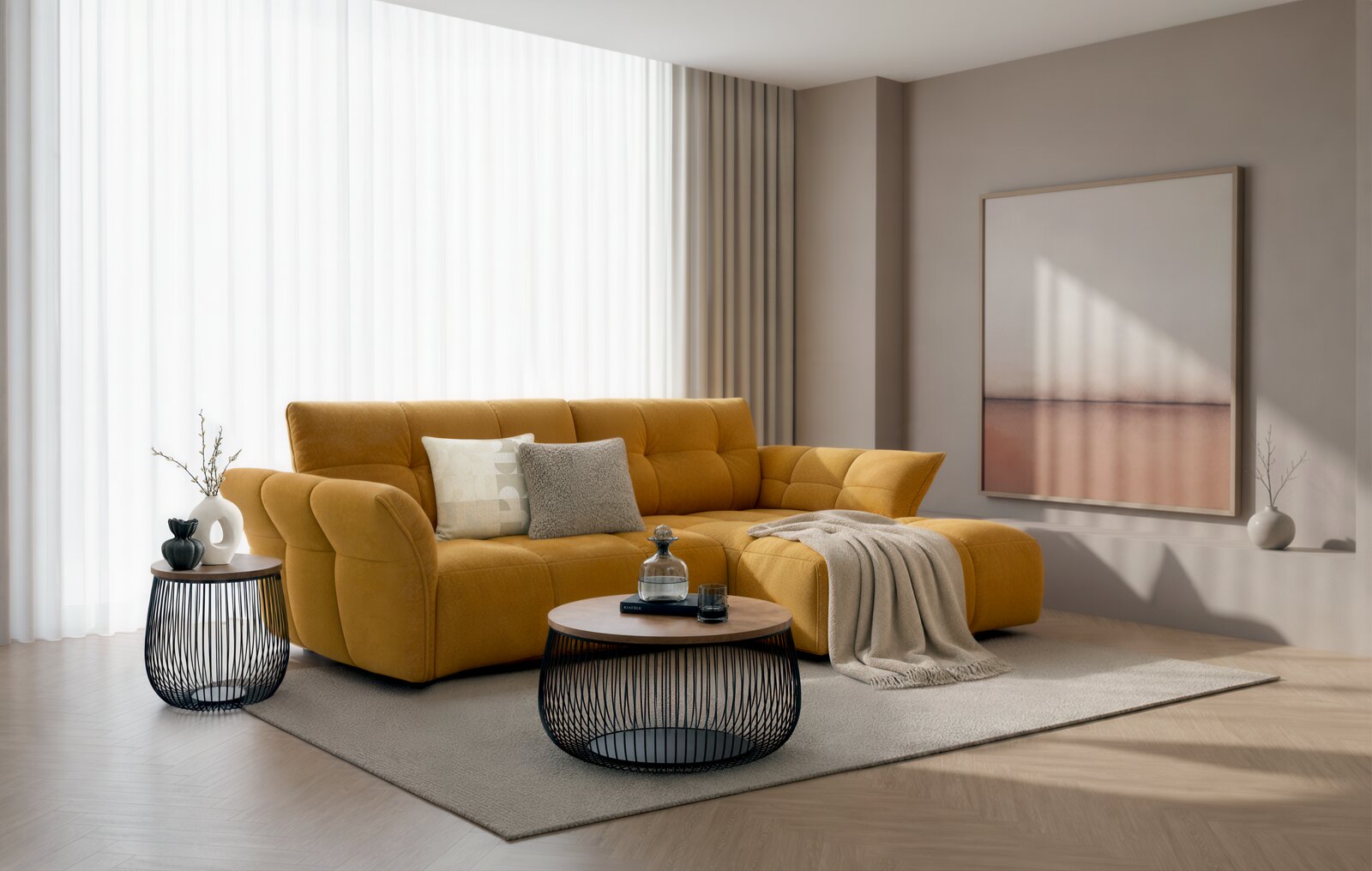 Welnova Longchair-combinatie TINO Mosterdgele hoekbank met chaise longue in een moderne, lichte woonkamer met salontafel en bijzettafel; frontaal schuin aanzicht.