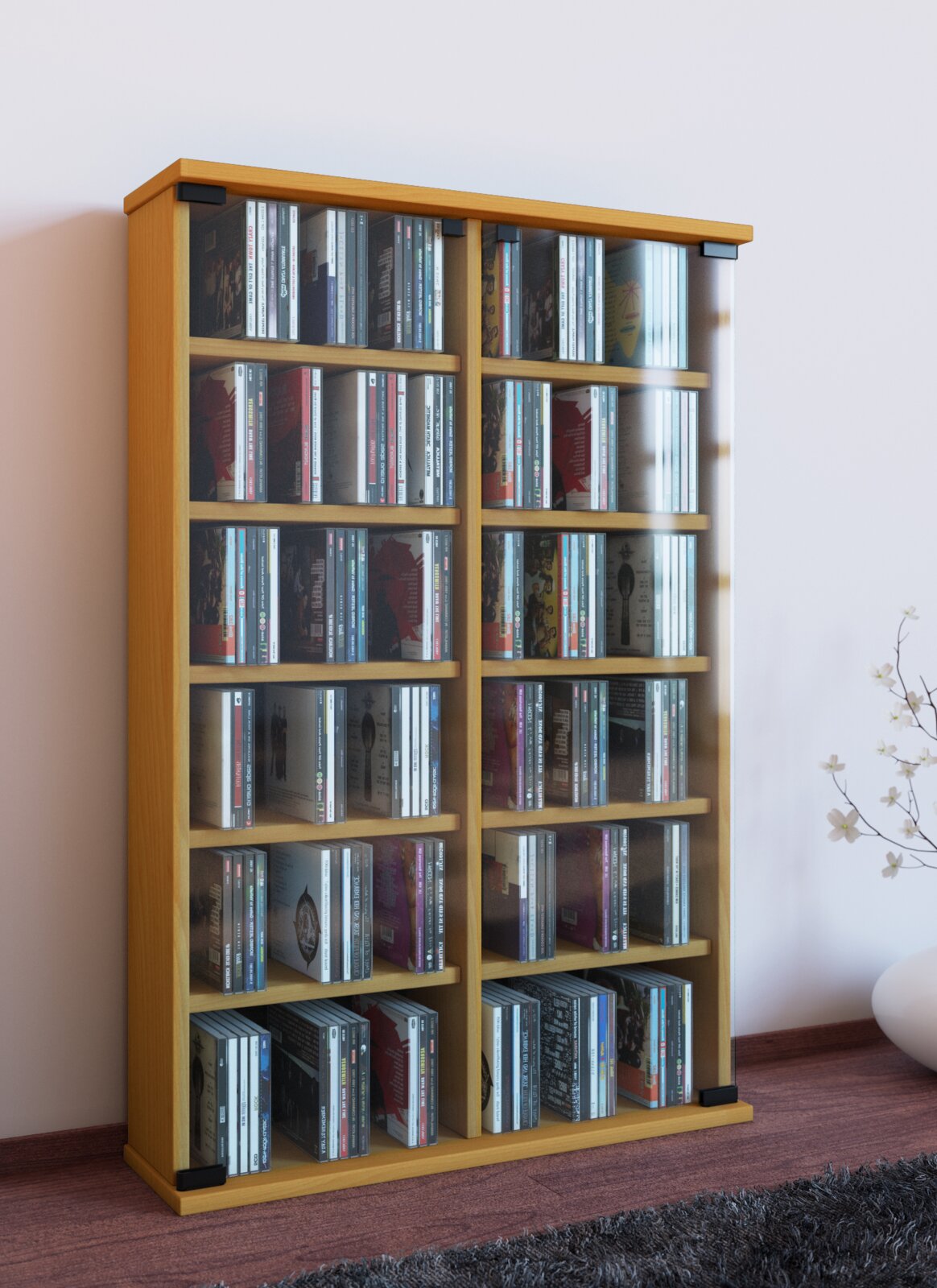 Holzfarbenes CD-Regal mit transparenter Front und mehreren Fächern, gefüllt mit CDs, freistehend im Wohnraum – Perspektive: leicht schräg von vorne (3/4-Ansicht).