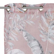 Fertigvorhang mit floralem Muster in Pastelltönen, Nahaufnahme von oben mit Ösen zur Befestigung an einer Gardinenstange.